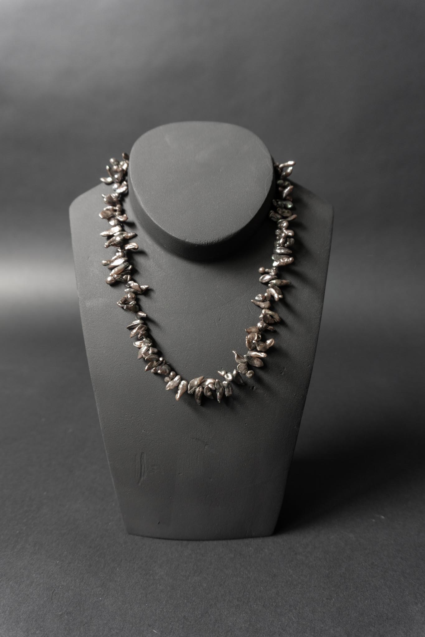 Perlenkette mit 925-Silberverschluss Keshi Perlen - Dunkle Aubergine Perlen - Große Stick Perlen - Japanische Akoya Salzwasser 