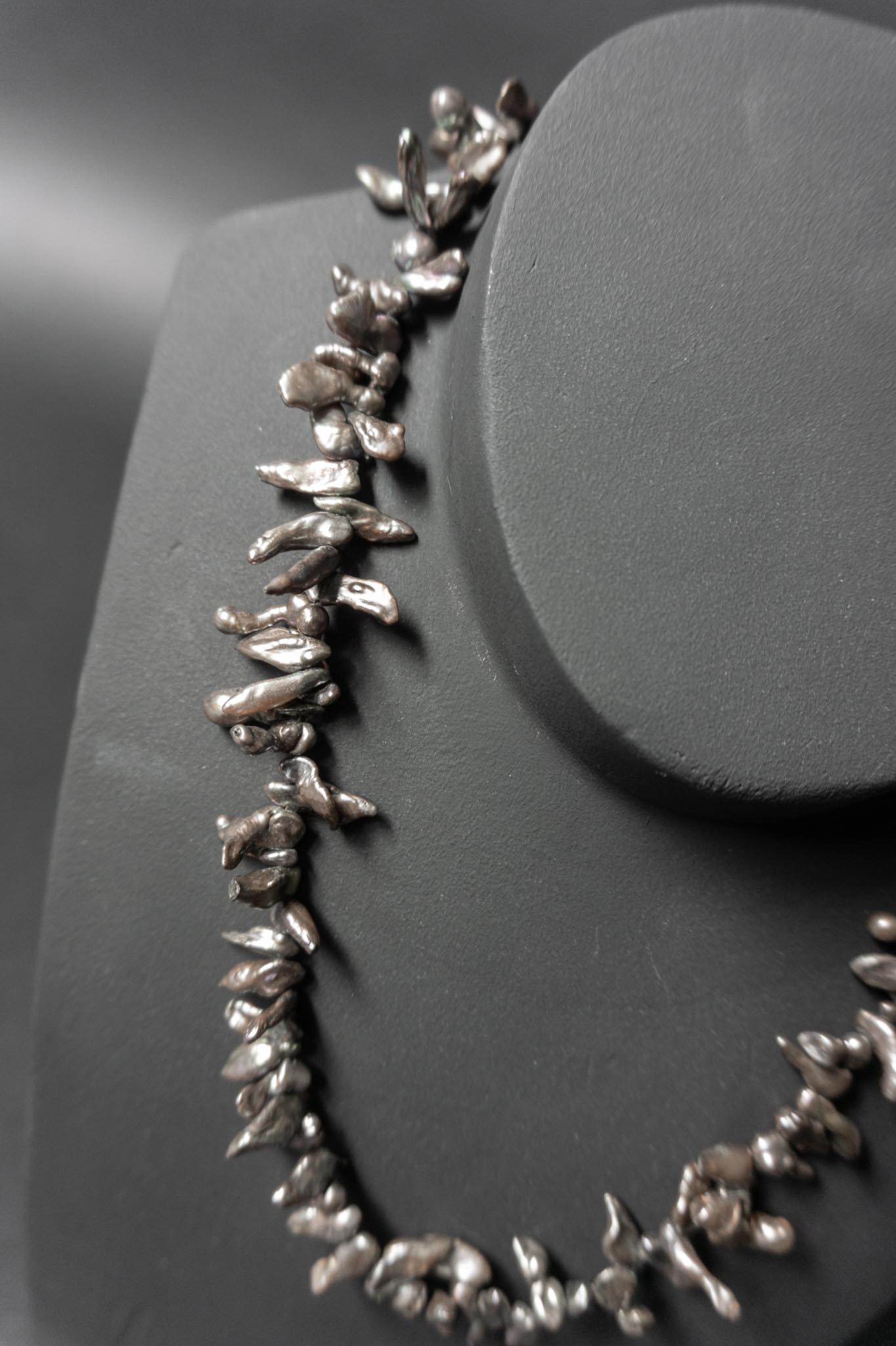 Perlenkette mit 925-Silberverschluss Keshi Perlen - Dunkle Aubergine Perlen - Große Stick Perlen - Japanische Akoya Salzwasser 