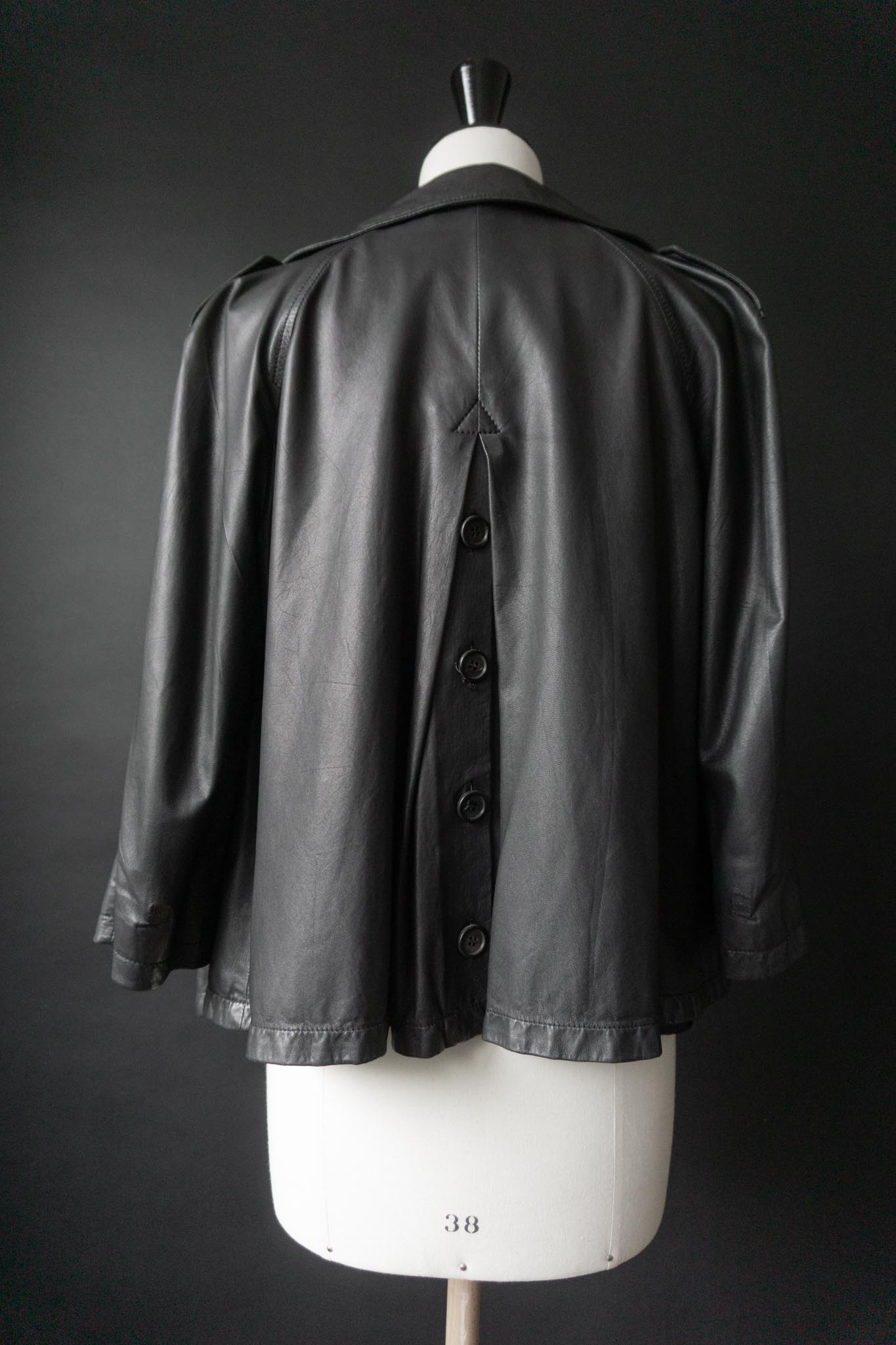 Schwarze Prada Vintage-Lederjacke, kurzer doppelreihiger Trench-Schnitt, butterweiches Leder