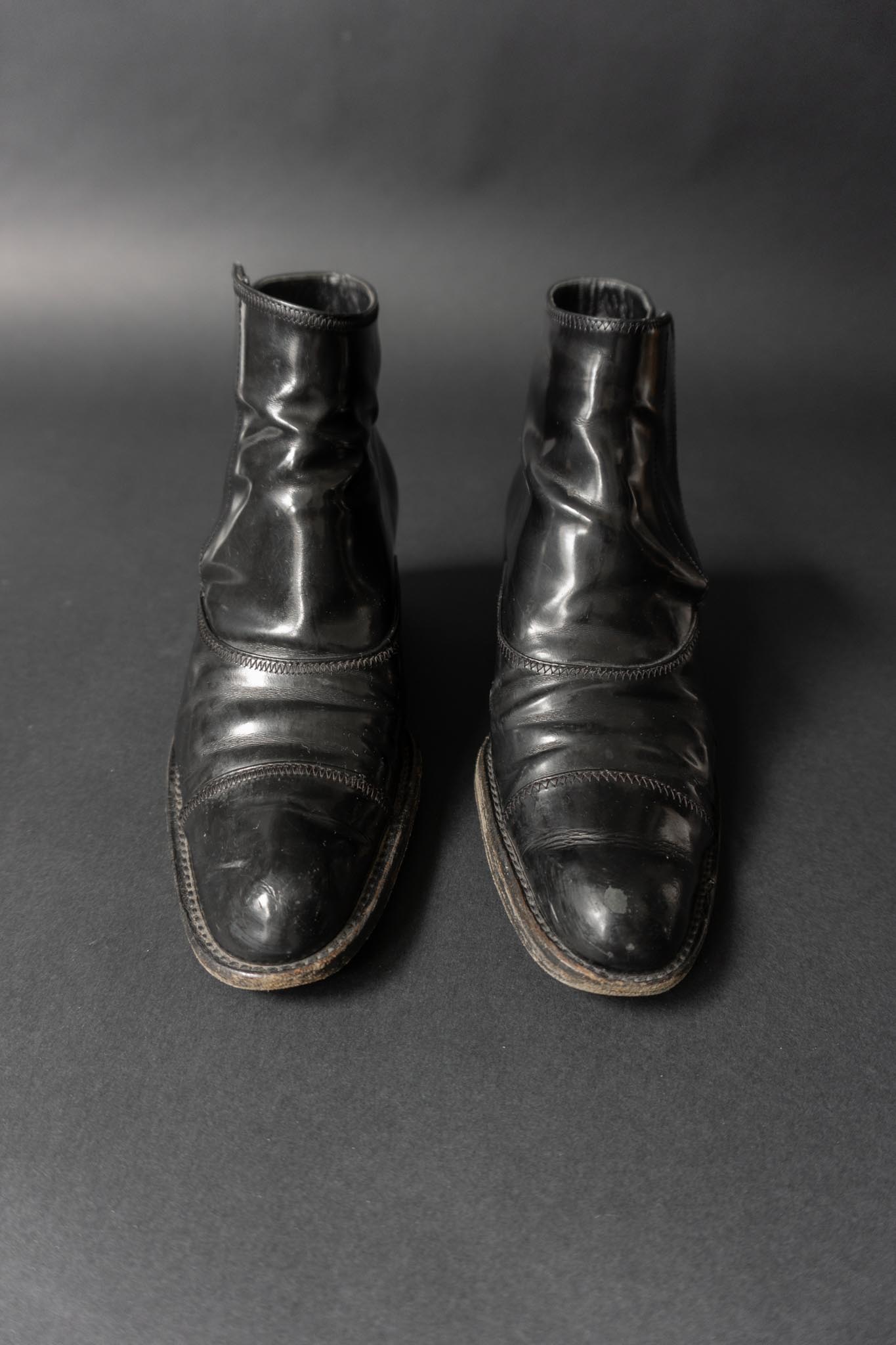 Schwarze Vintage Prada Boots aus Lackleder mit Klettverschluss und viktorianischer Spitze – Größe 36