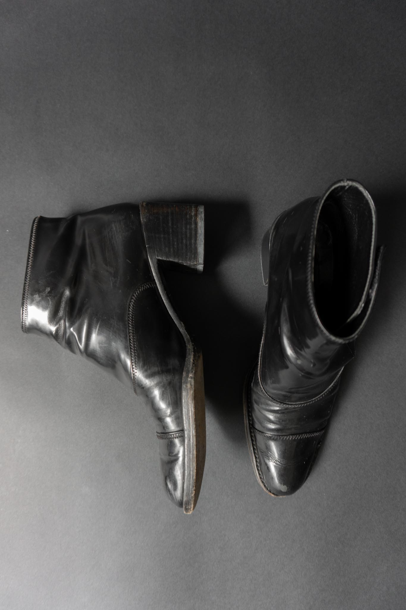 Schwarze Vintage Prada Boots aus Lackleder mit Klettverschluss und viktorianischer Spitze – Größe 36