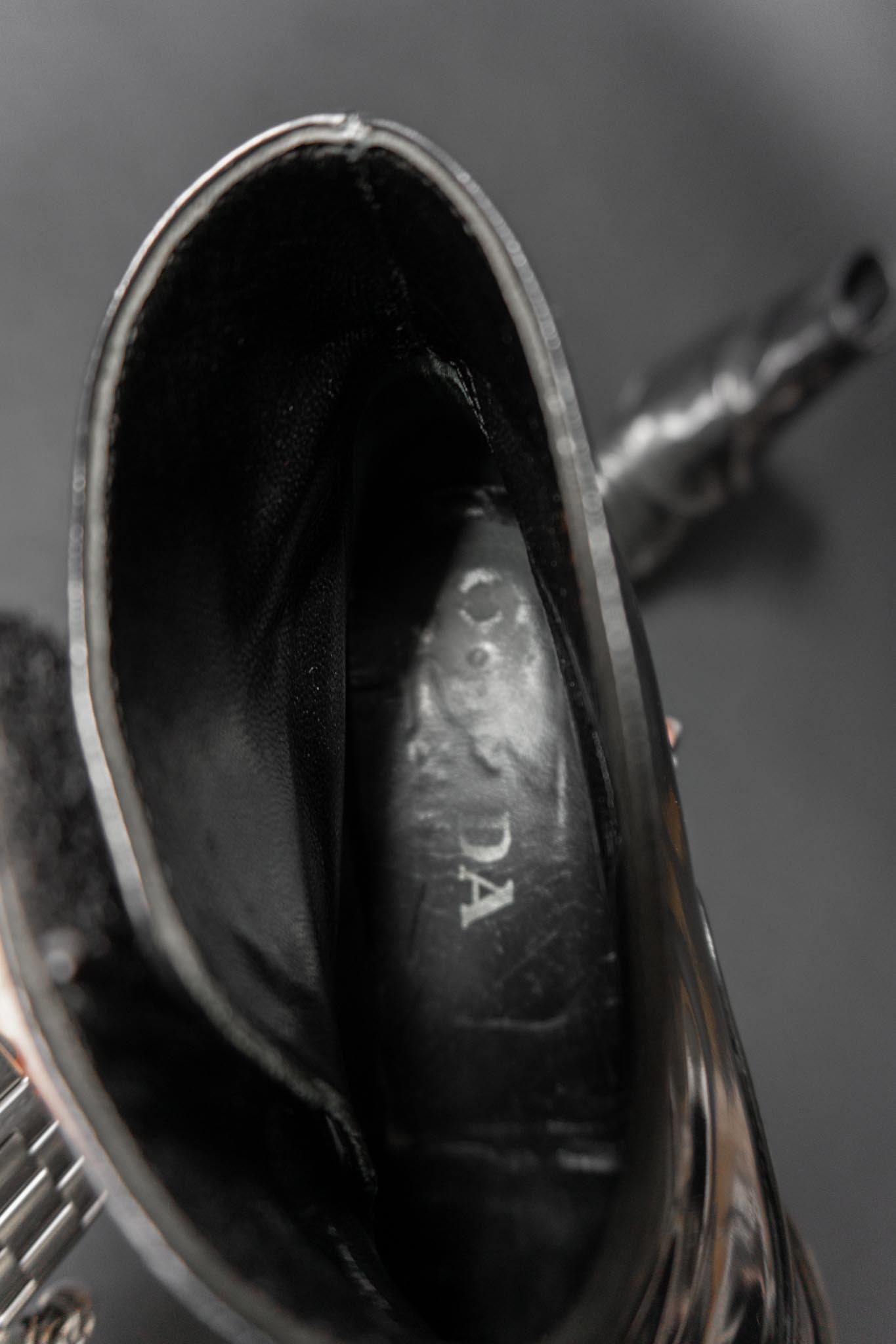 Schwarze Vintage Prada Boots aus Lackleder mit Klettverschluss und viktorianischer Spitze – Größe 36