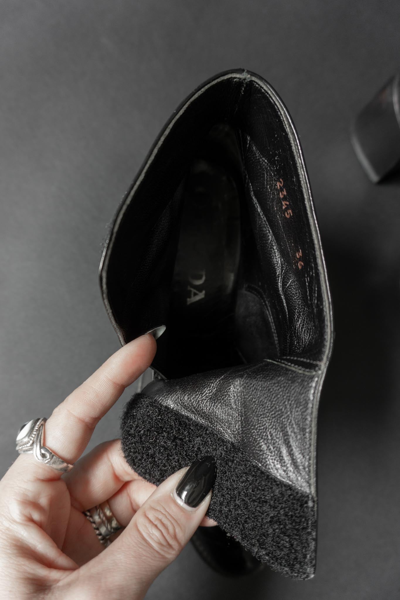 Schwarze Vintage Prada Boots aus Lackleder mit Klettverschluss und viktorianischer Spitze – Größe 36