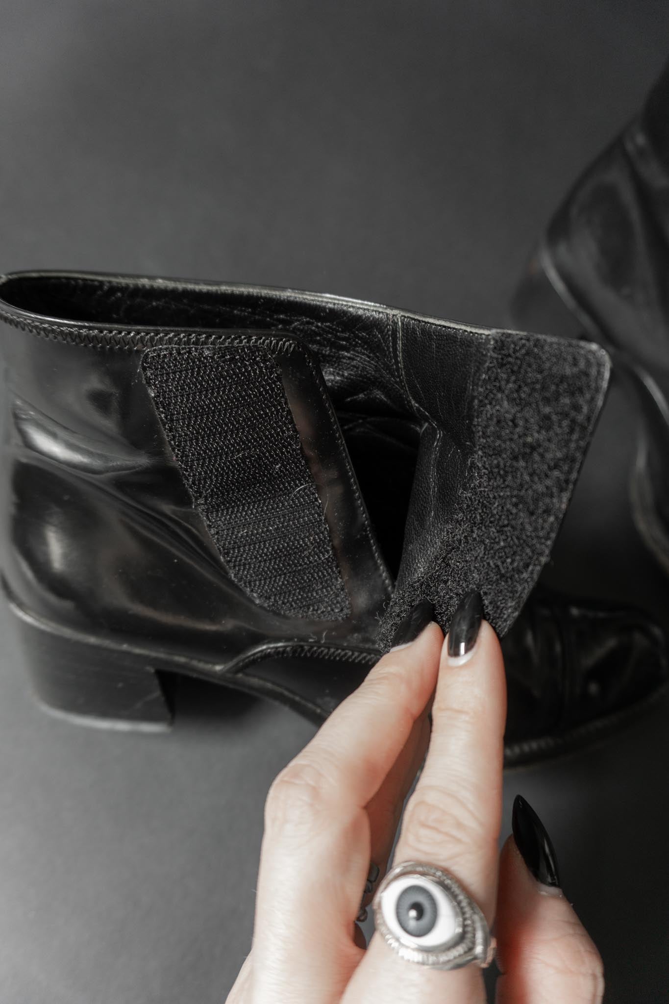 Schwarze Vintage Prada Boots aus Lackleder mit Klettverschluss und viktorianischer Spitze – Größe 36