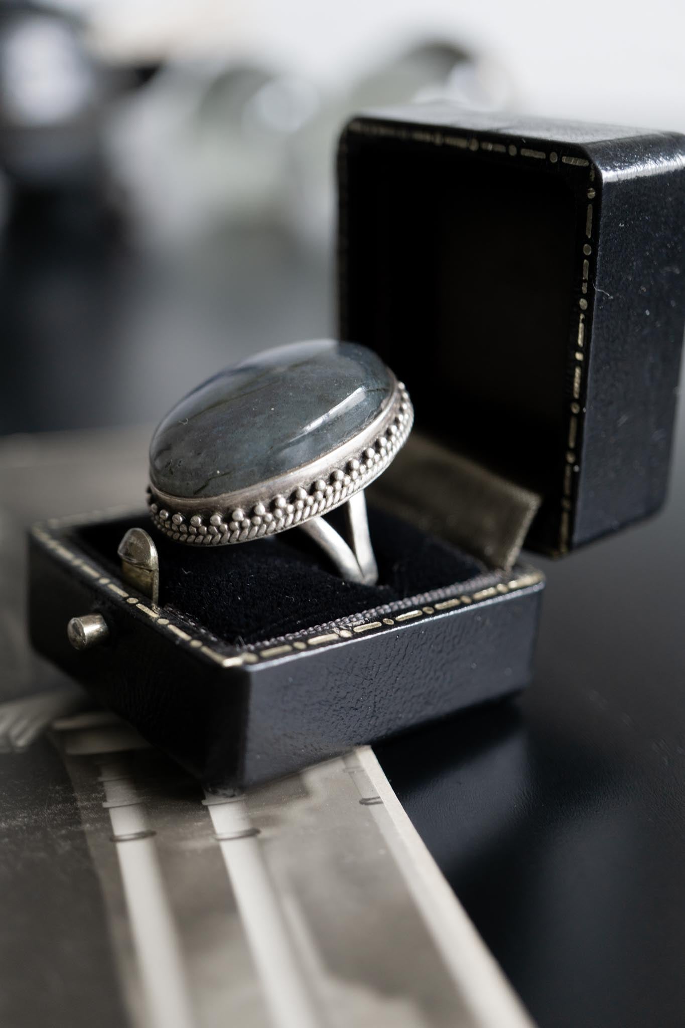 Großer Vintage-Ring aus 925er Silber mit ovalem Labradorit-Stein