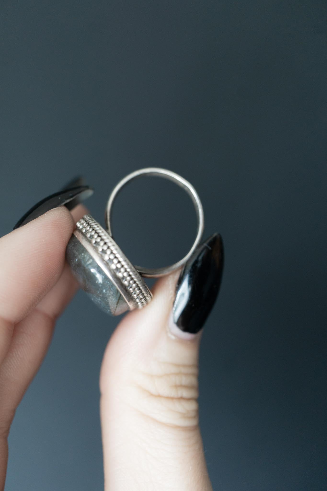 Großer Vintage-Ring aus 925er Silber mit ovalem Labradorit-Stein