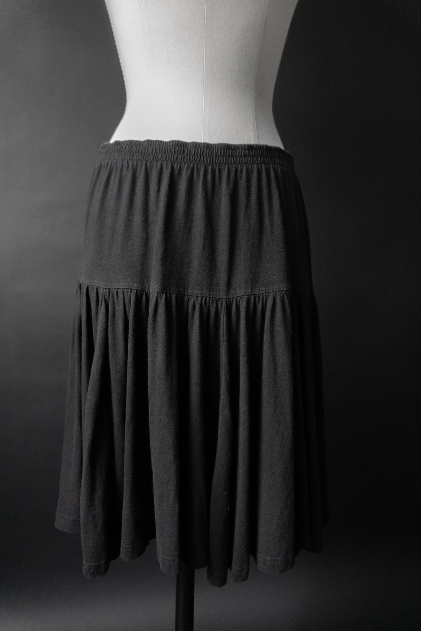 Schwarzer 80er Rock mit elastischem Bund und ausgestelltem Saum