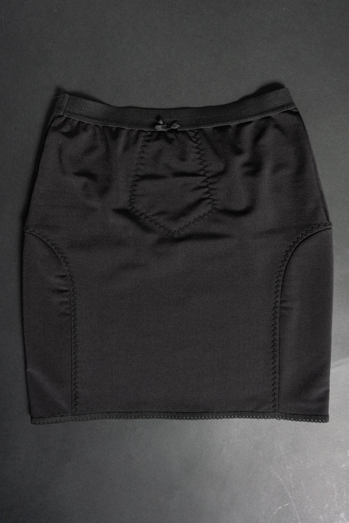 Schwarzer Stretch-Lingerie-Rock mit Ziernähten von Fiorucci