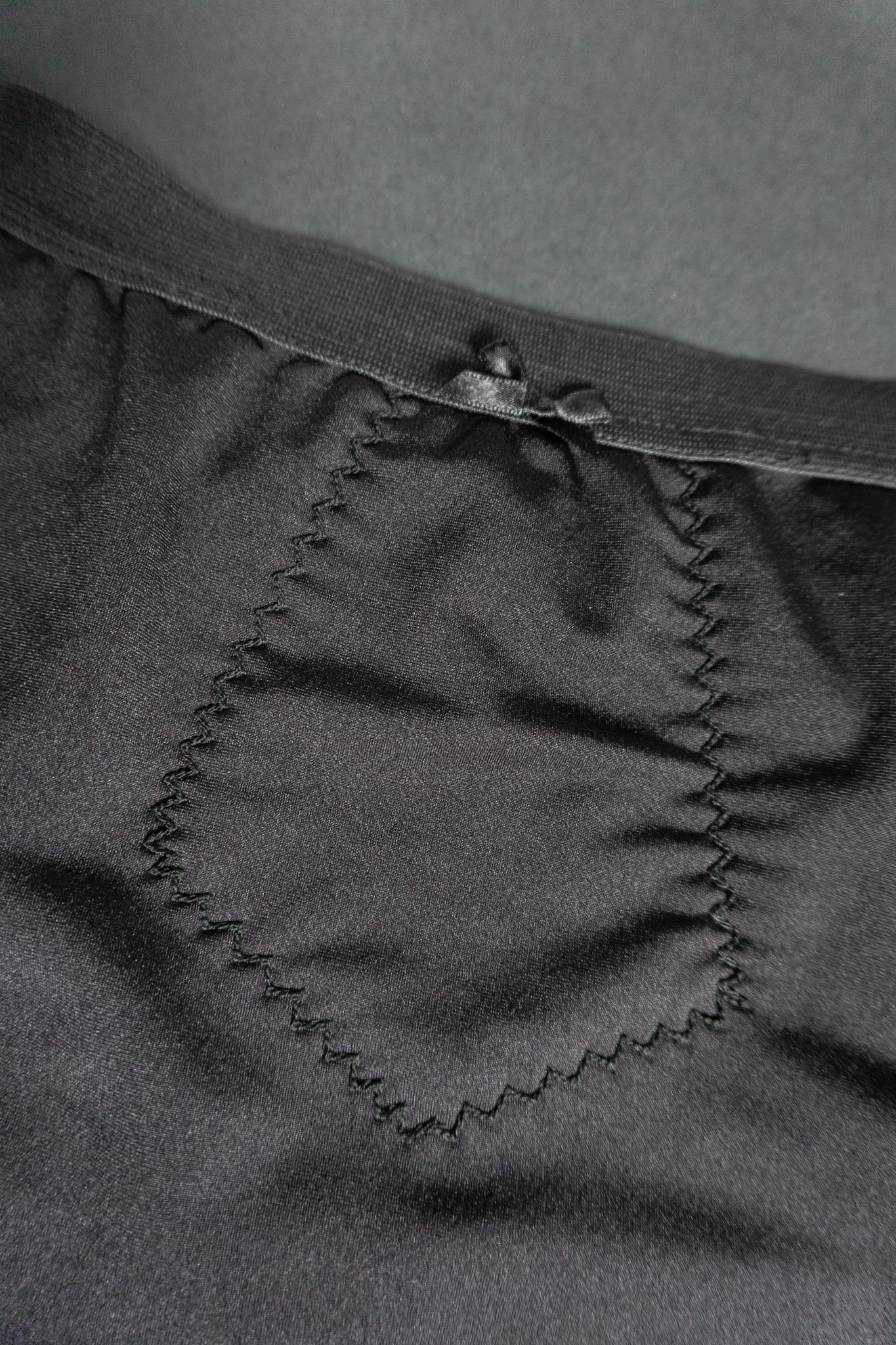 Schwarzer Stretch-Lingerie-Rock mit Ziernähten von Fiorucci