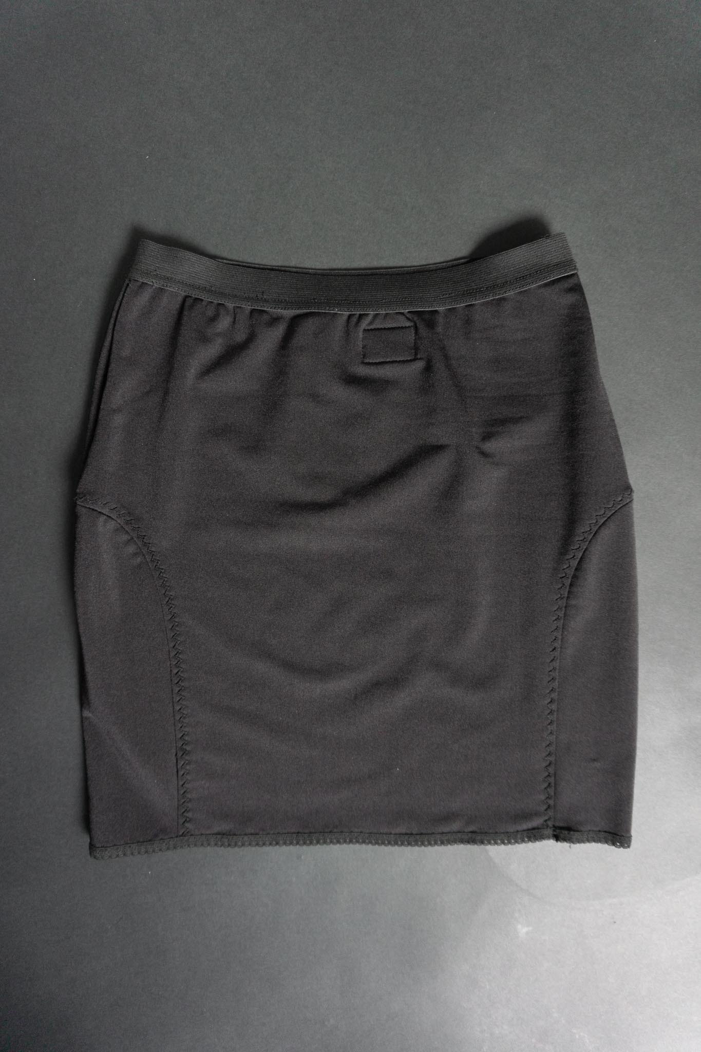 Schwarzer Stretch-Lingerie-Rock mit Ziernähten von Fiorucci