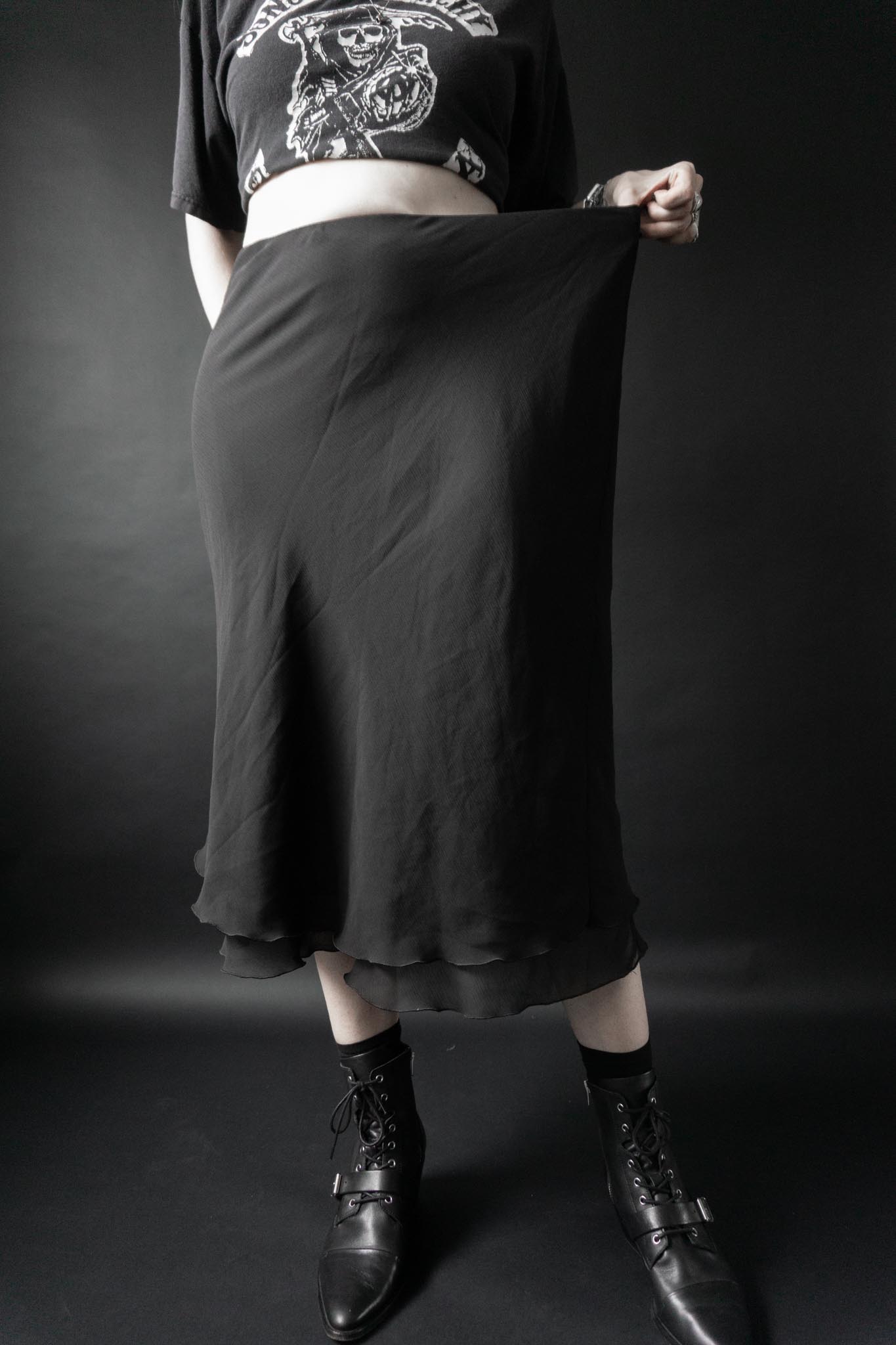 Schwarzer doppellagiger Mesh-Midi-Rock mit Wellenkante und elastischem Bund