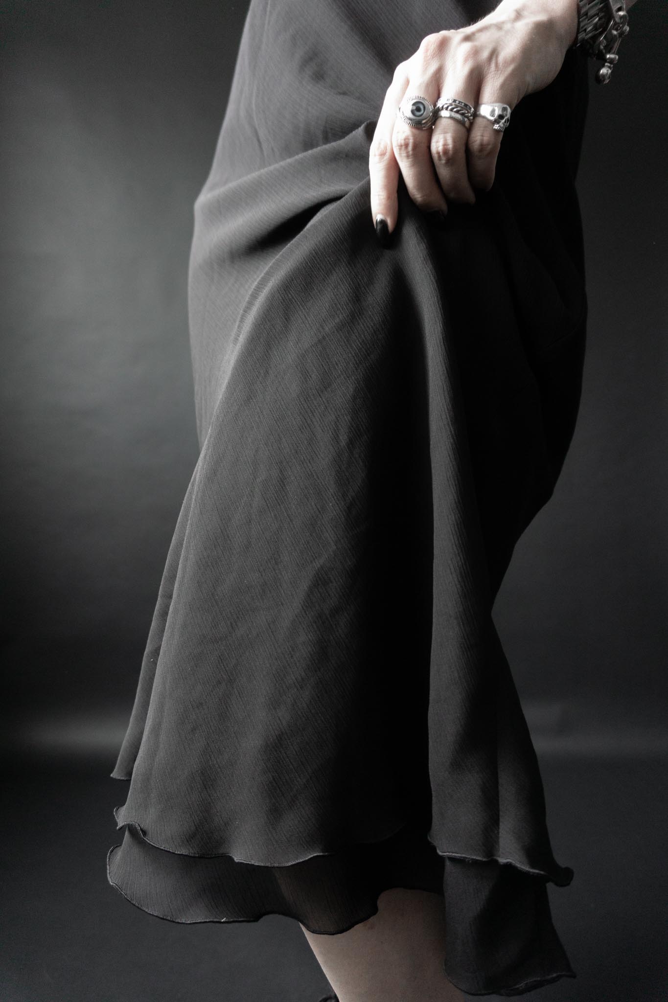 Schwarzer doppellagiger Mesh-Midi-Rock mit Wellenkante und elastischem Bund