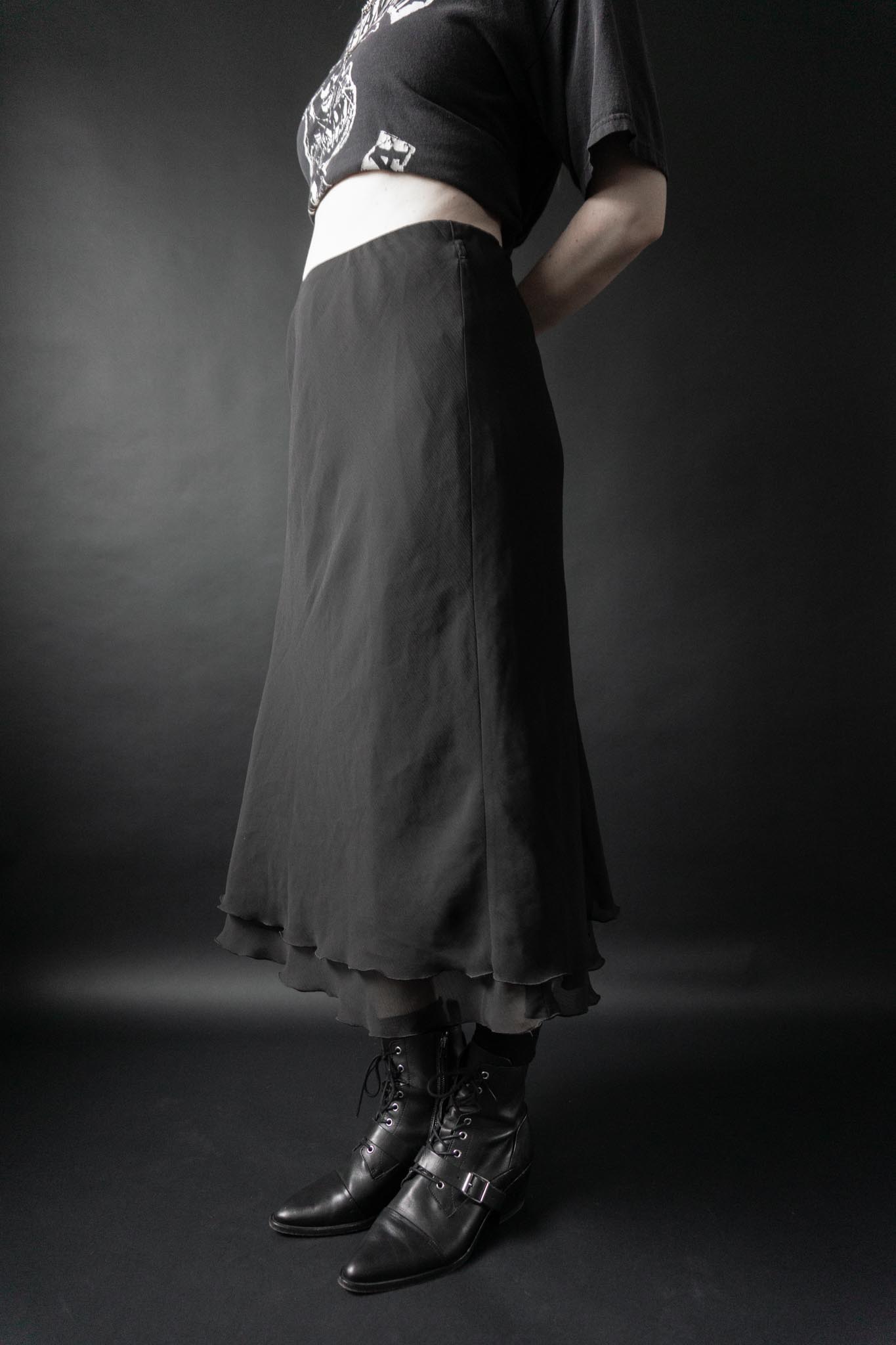 Schwarzer doppellagiger Mesh-Midi-Rock mit Wellenkante und elastischem Bund