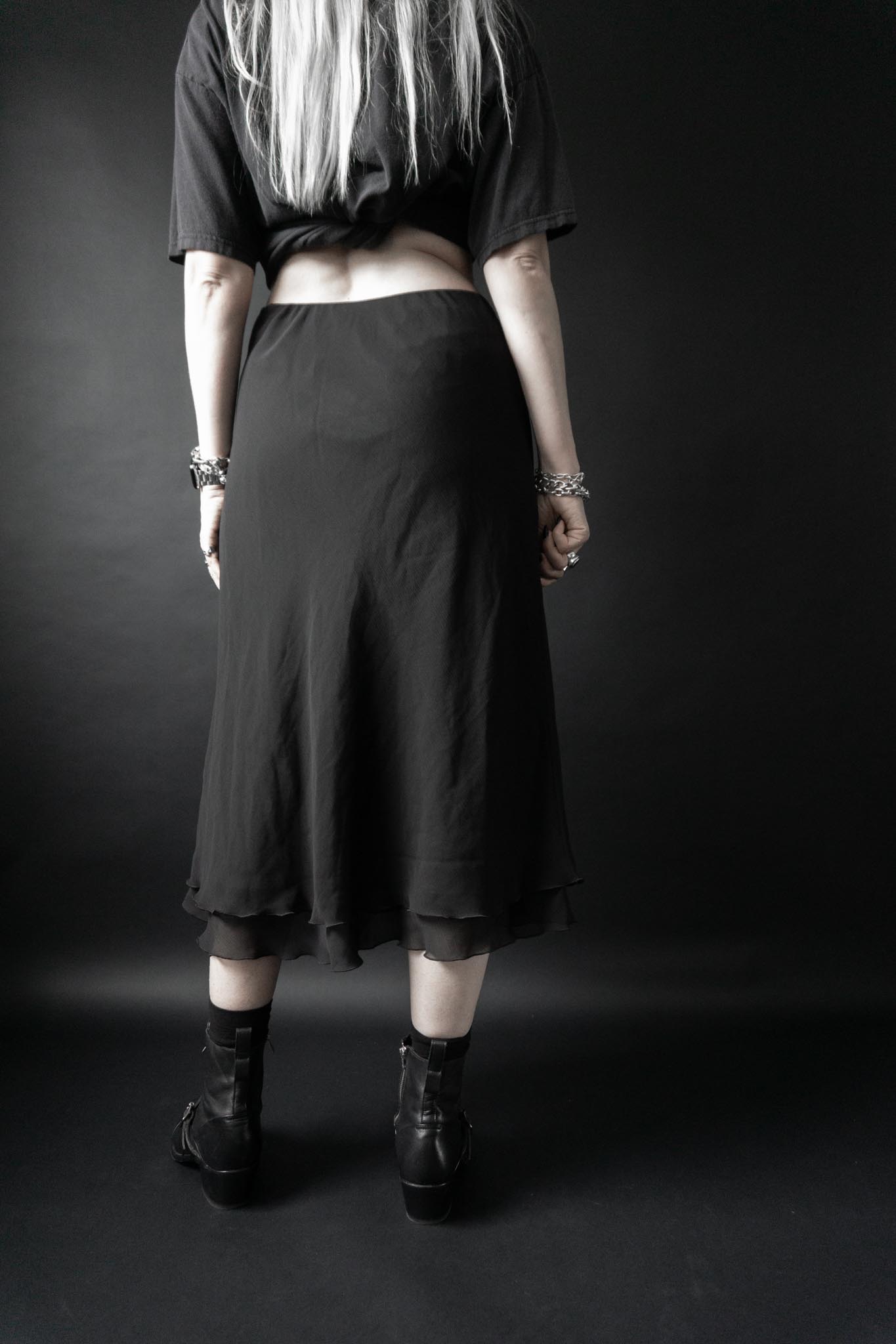 Schwarzer doppellagiger Mesh-Midi-Rock mit Wellenkante und elastischem Bund