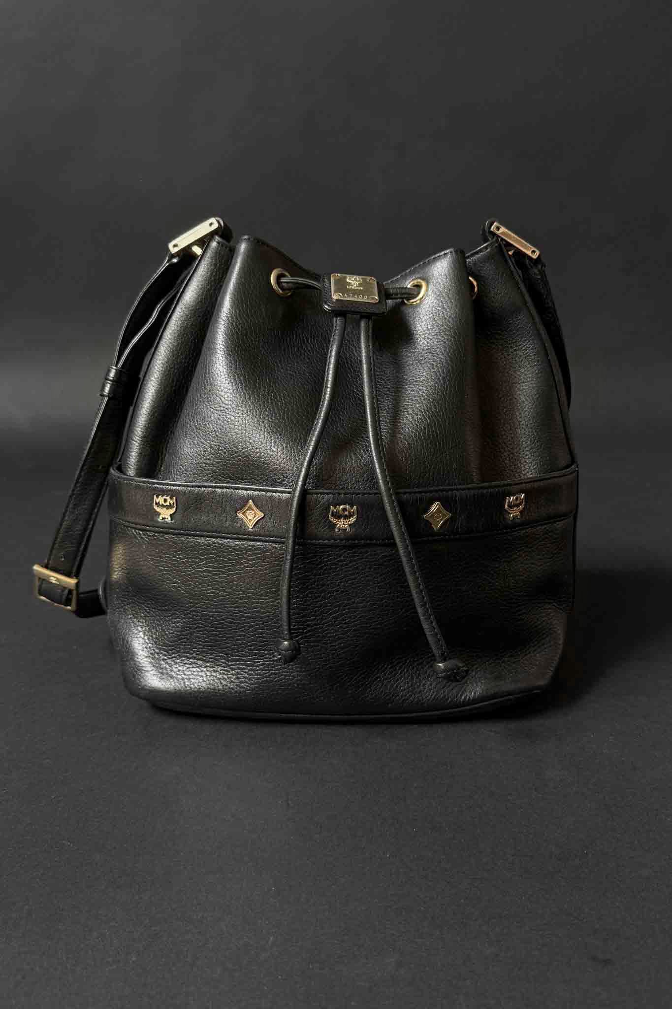 Vintage MCM Bucket Bag aus schwarzem Leder mit goldener Hardware, 80er Jahre