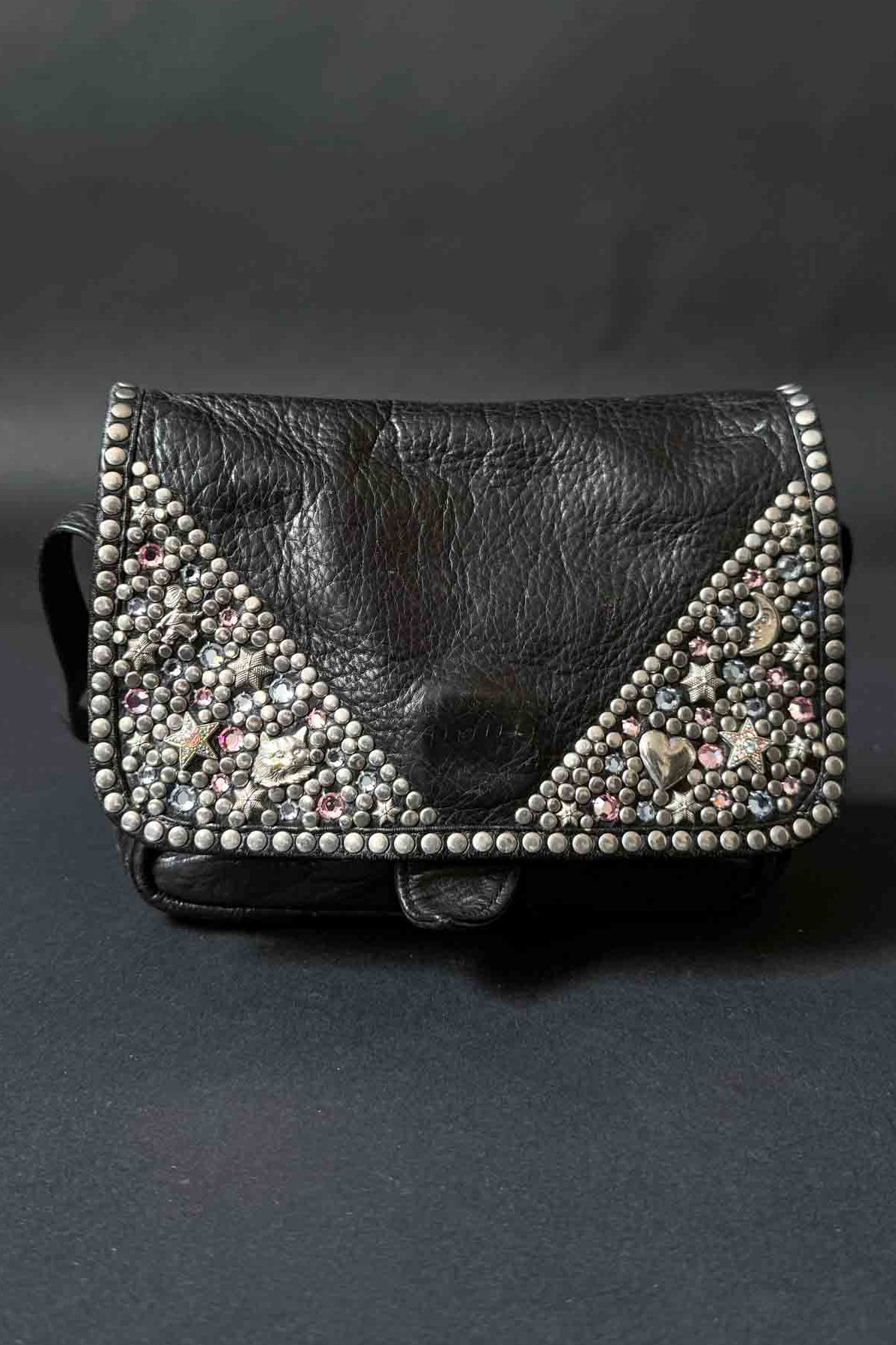Schwarze KOLSTER Vintage Ledertasche aus den 80ern mit silbernen Nieten und rosa-blauen Strasssteinen

