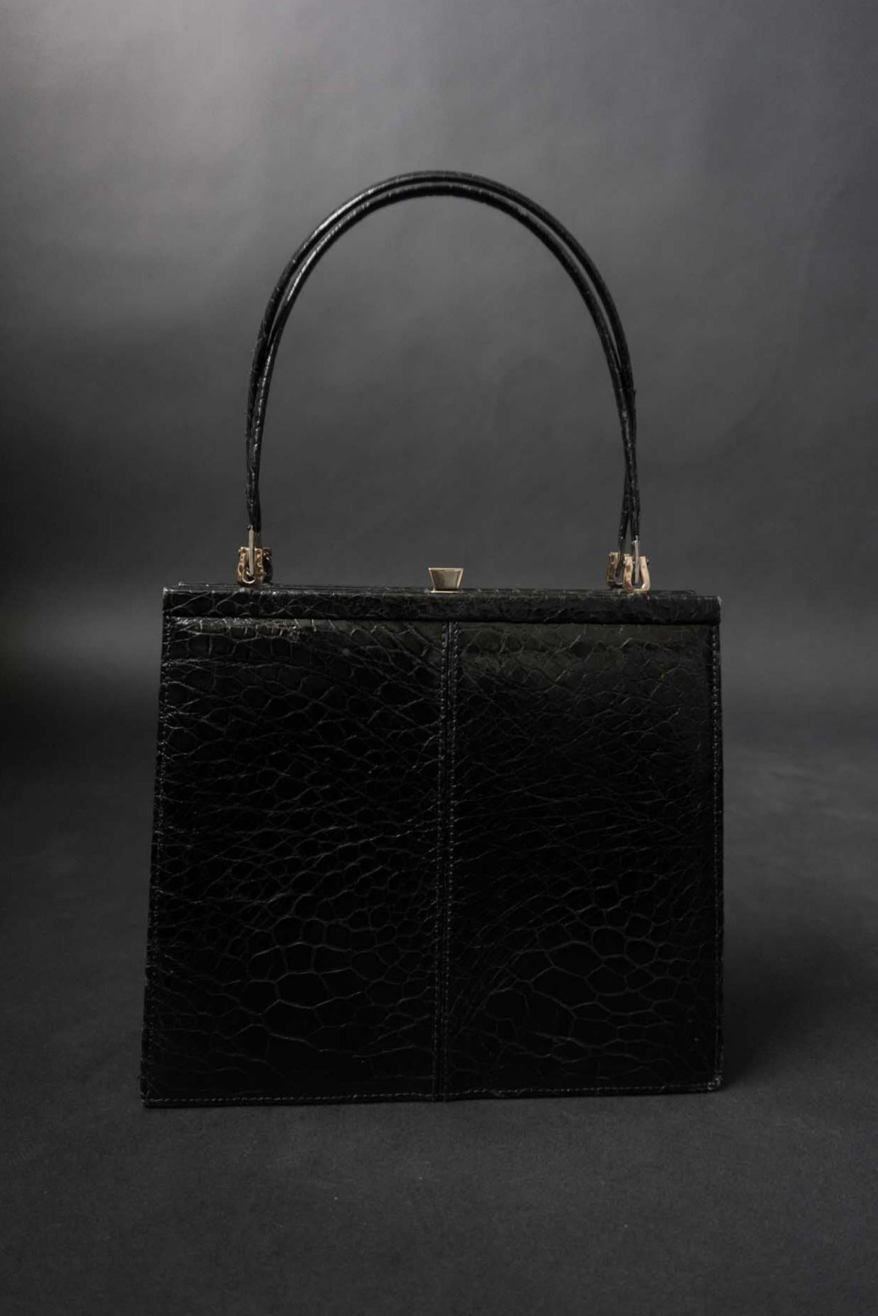 Schwarze Kroko-Vintage-Tasche mit Goldverschluss