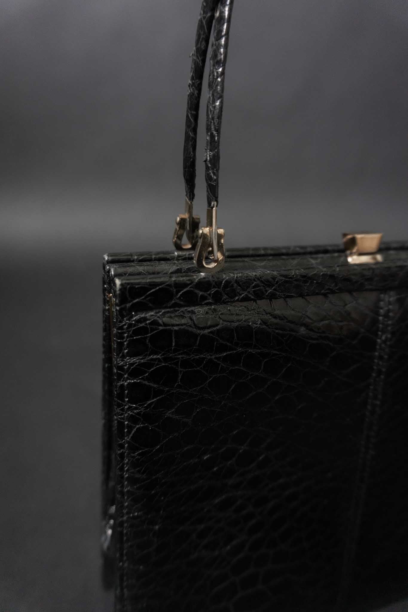 Schwarze Kroko-Vintage-Tasche mit Goldverschluss
