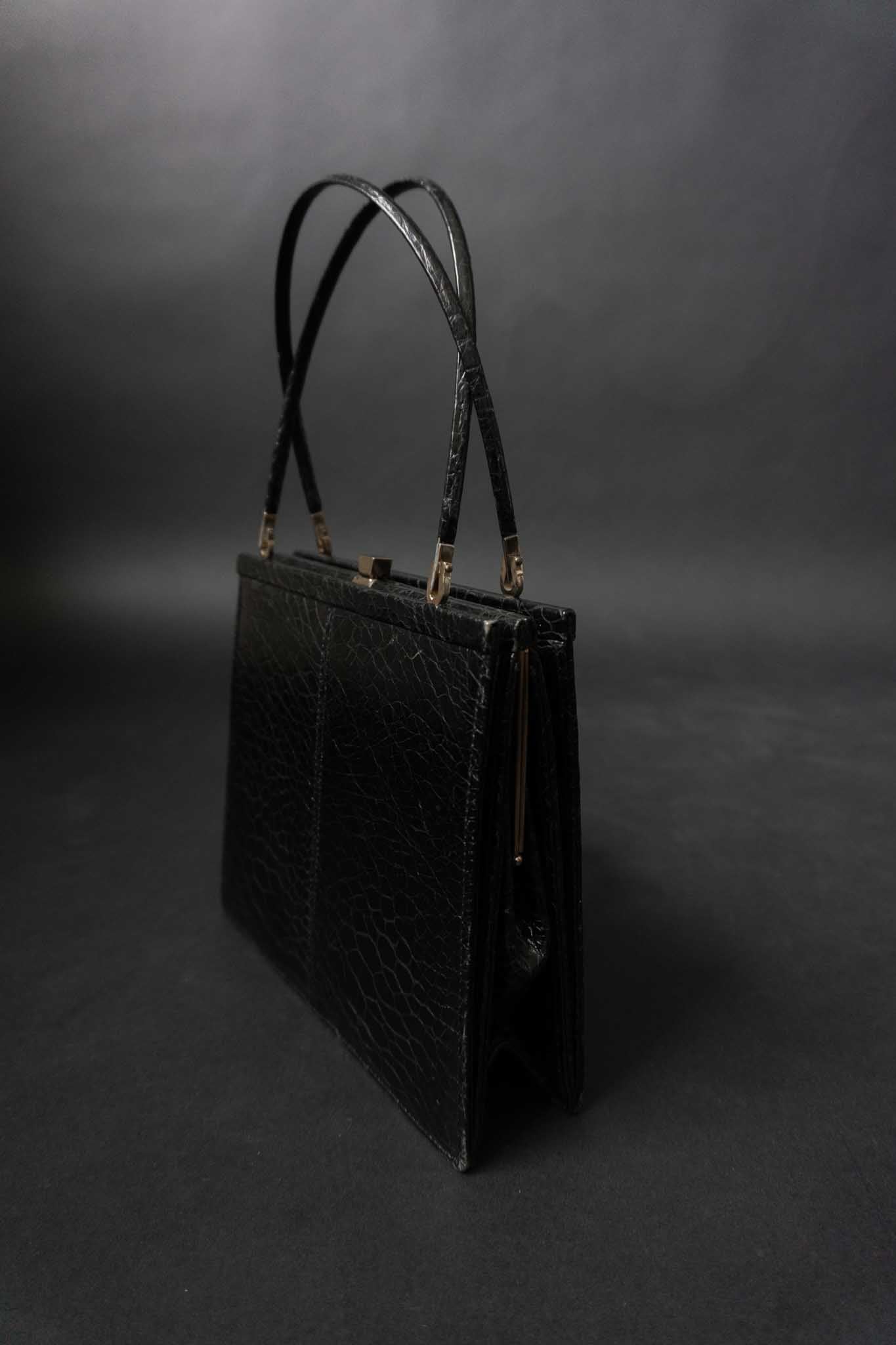 Schwarze Kroko-Vintage-Tasche mit Goldverschluss