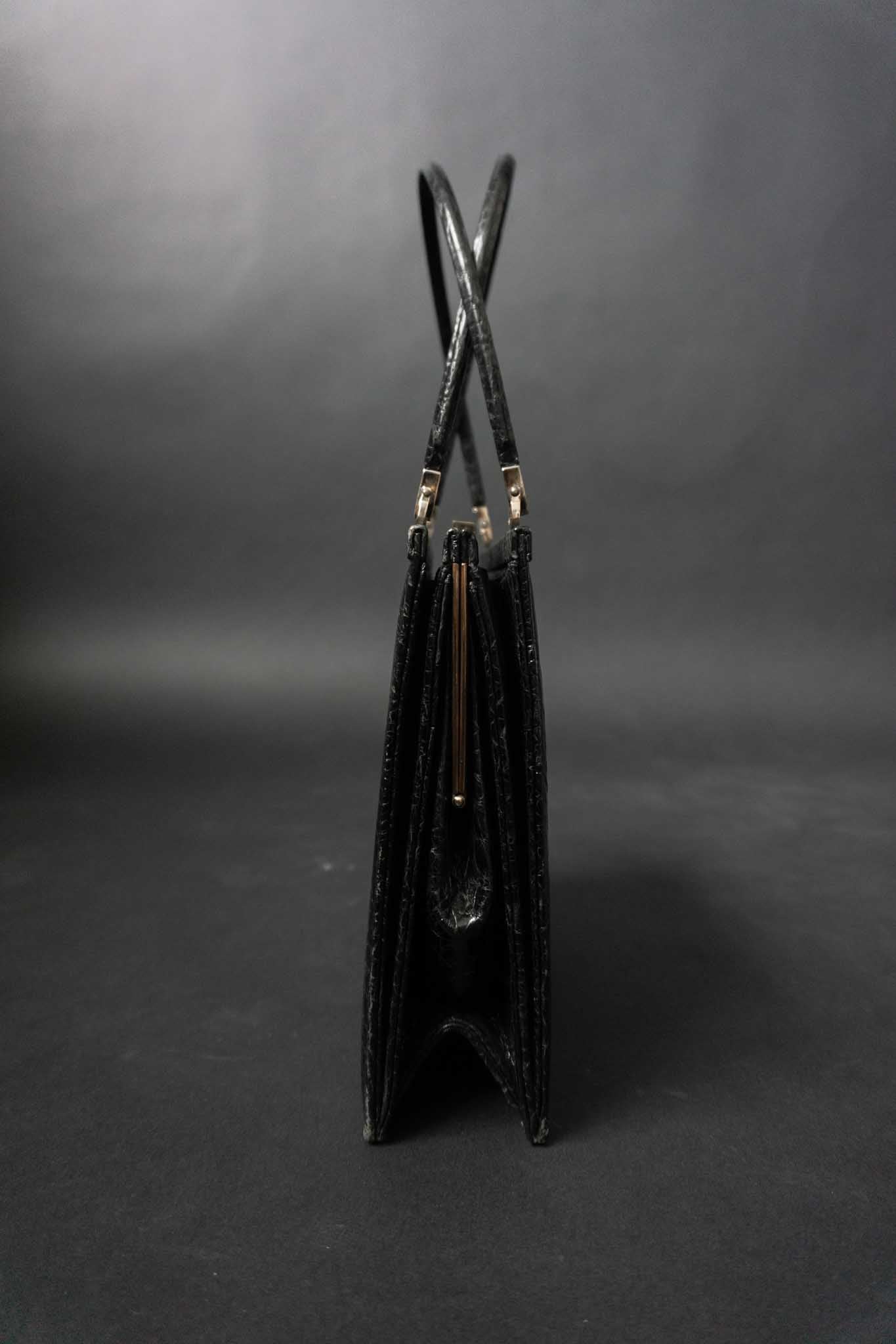 Schwarze Kroko-Vintage-Tasche mit Goldverschluss