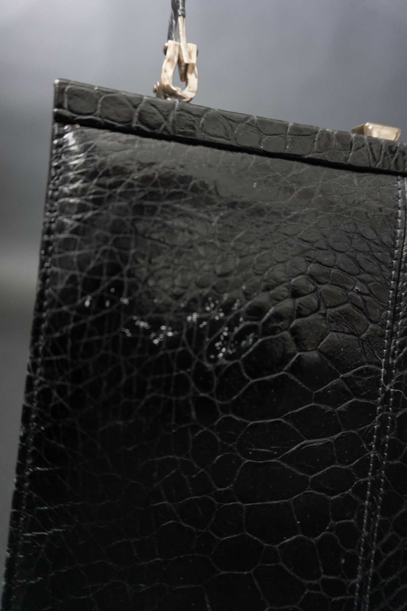 Schwarze Kroko-Vintage-Tasche mit Goldverschluss