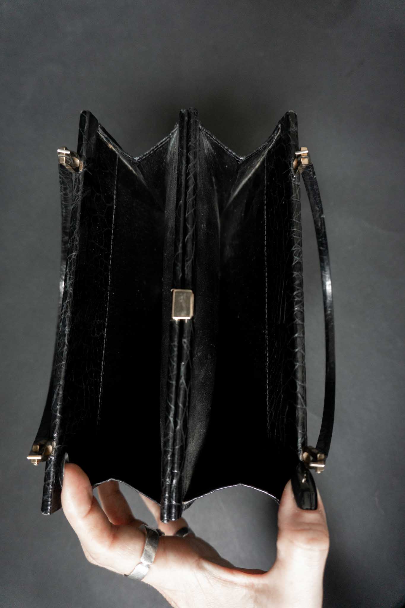 Schwarze Kroko-Vintage-Tasche mit Goldverschluss