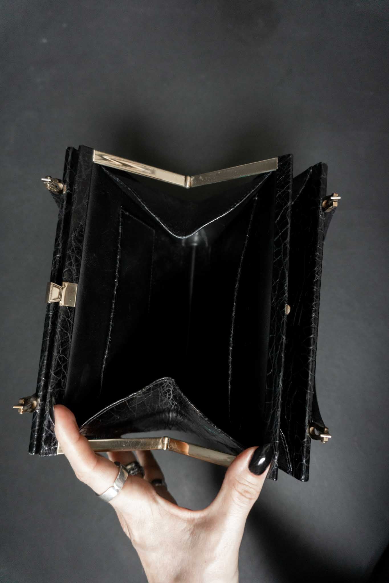 Schwarze Kroko-Vintage-Tasche mit Goldverschluss