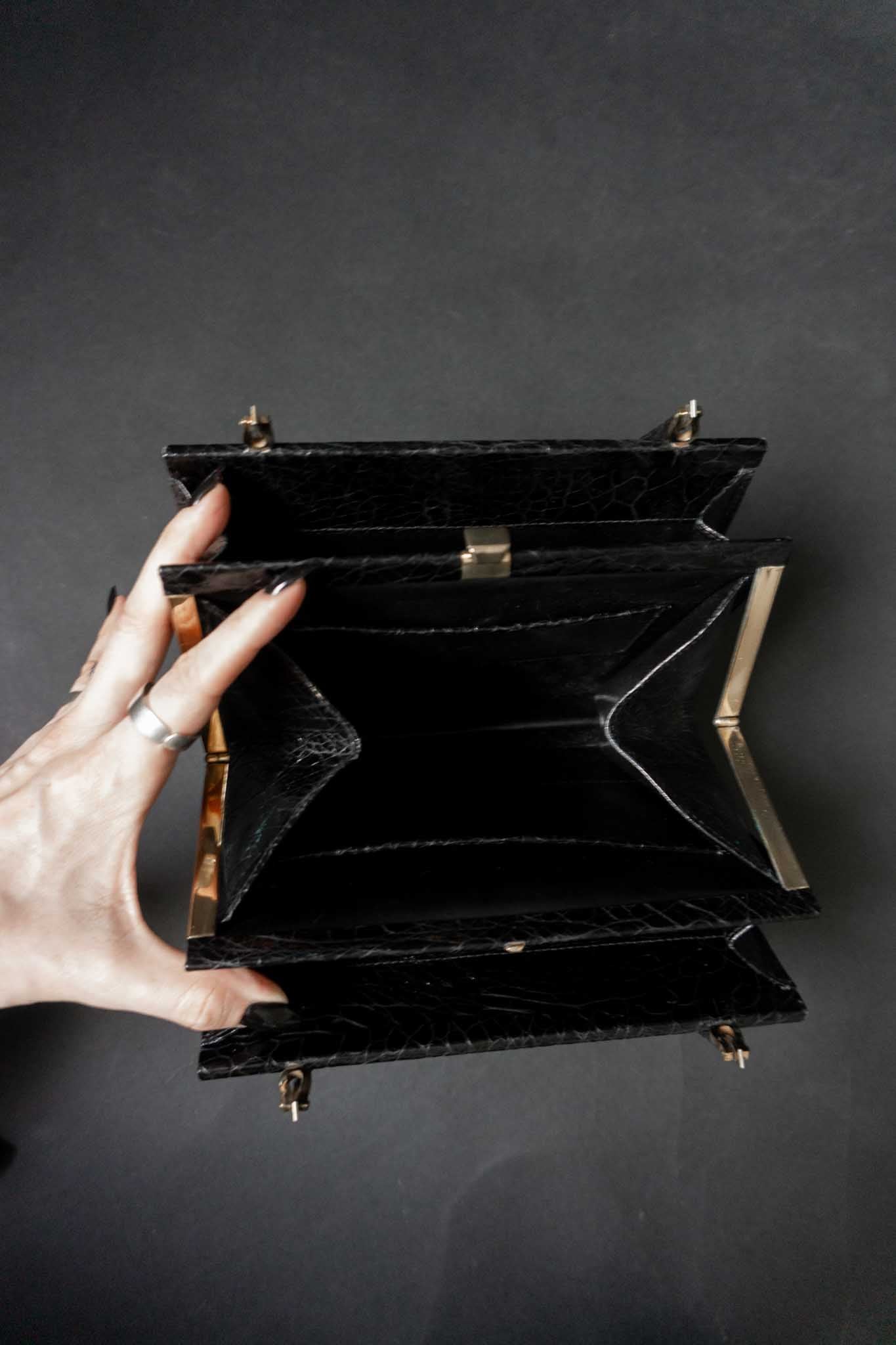 Schwarze Kroko-Vintage-Tasche mit Goldverschluss