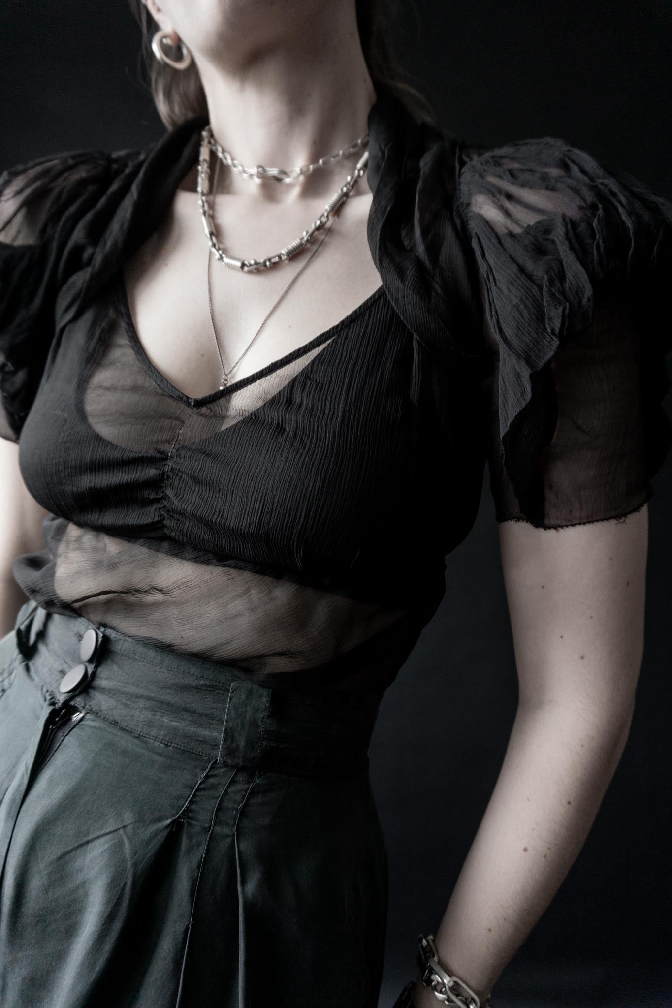 Schwarzes Calvin Klein Seidentop mit transparentem Einsatz und seitlichem Reißverschluss
