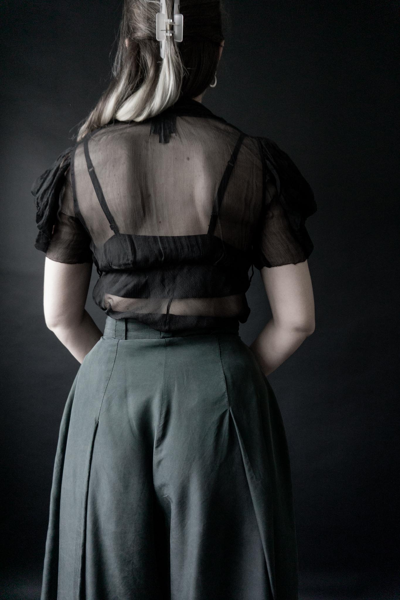 Schwarzes Calvin Klein Seidentop mit transparentem Einsatz und seitlichem Reißverschluss