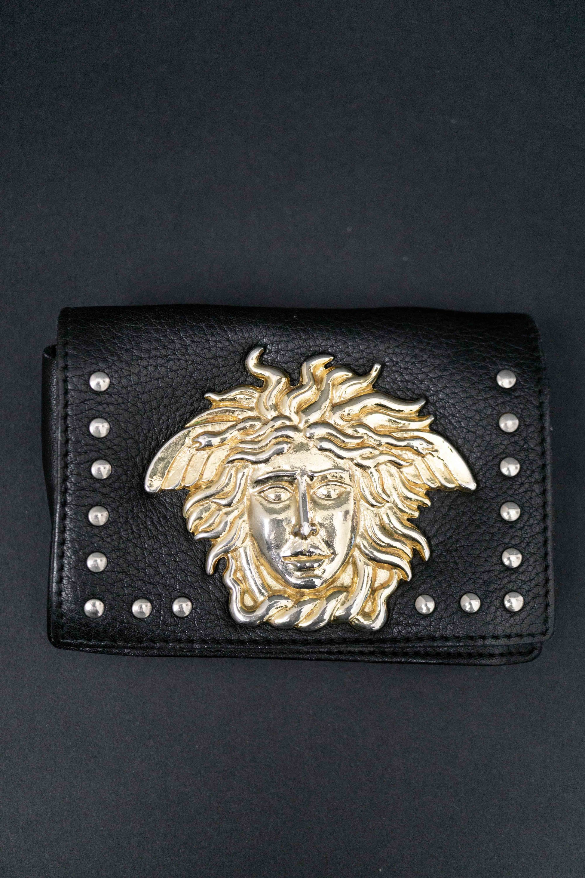 Schwarze Versace Gürteltasche mit goldenem Medusa-Kopf aus den 90ern