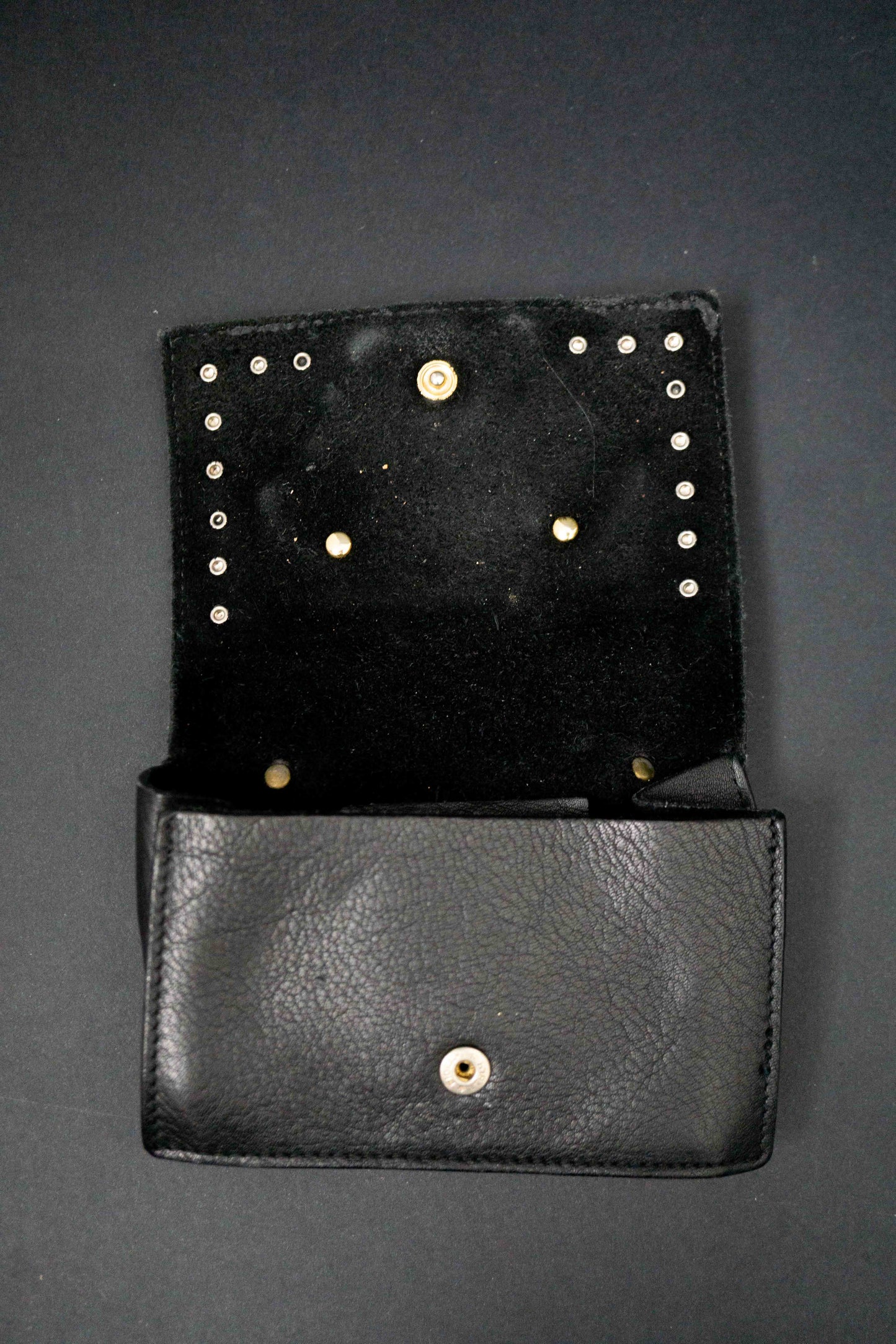 Schwarze Versace Gürteltasche mit goldenem Medusa-Kopf aus den 90ern