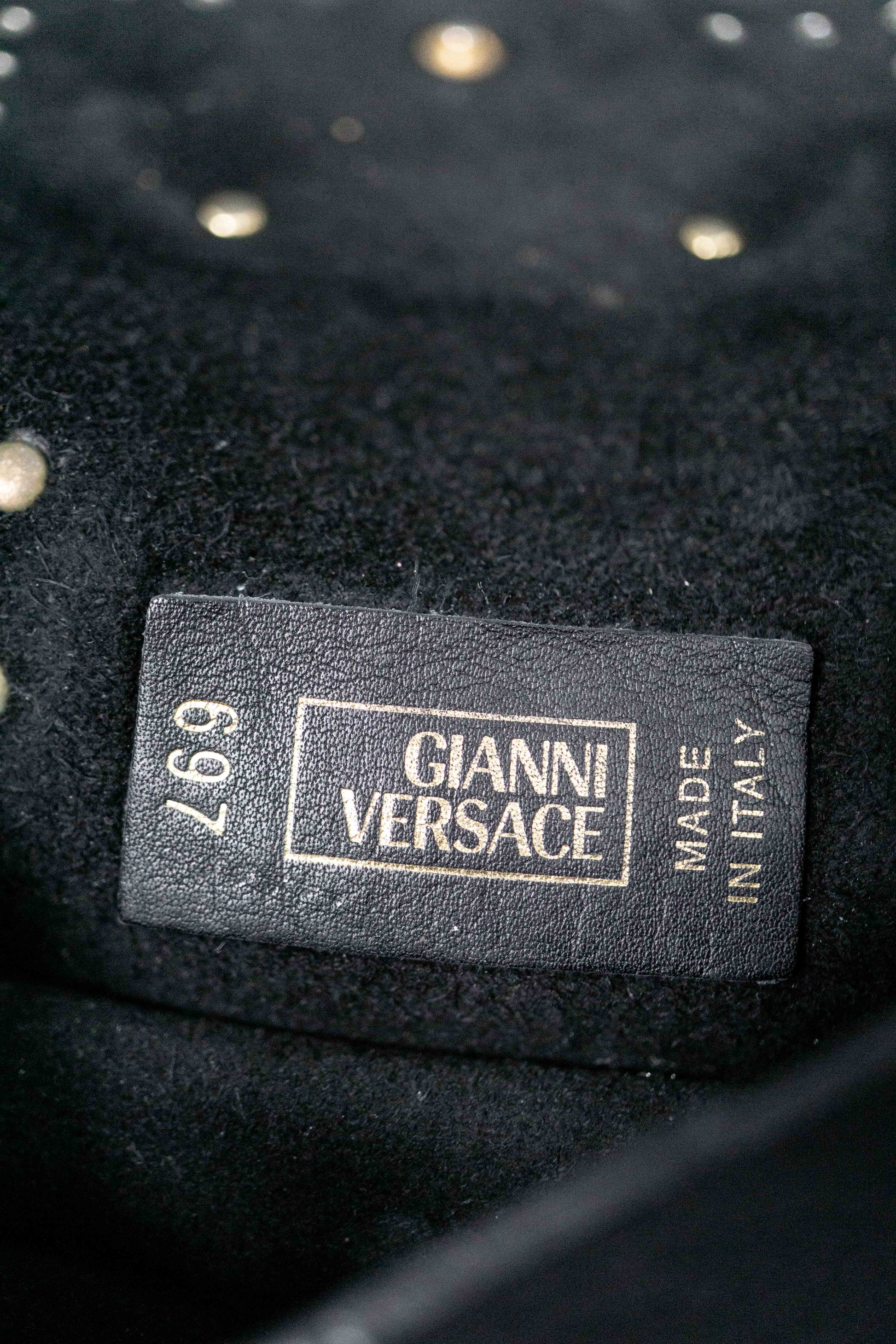 Schwarze Versace Gürteltasche mit goldenem Medusa-Kopf aus den 90ern