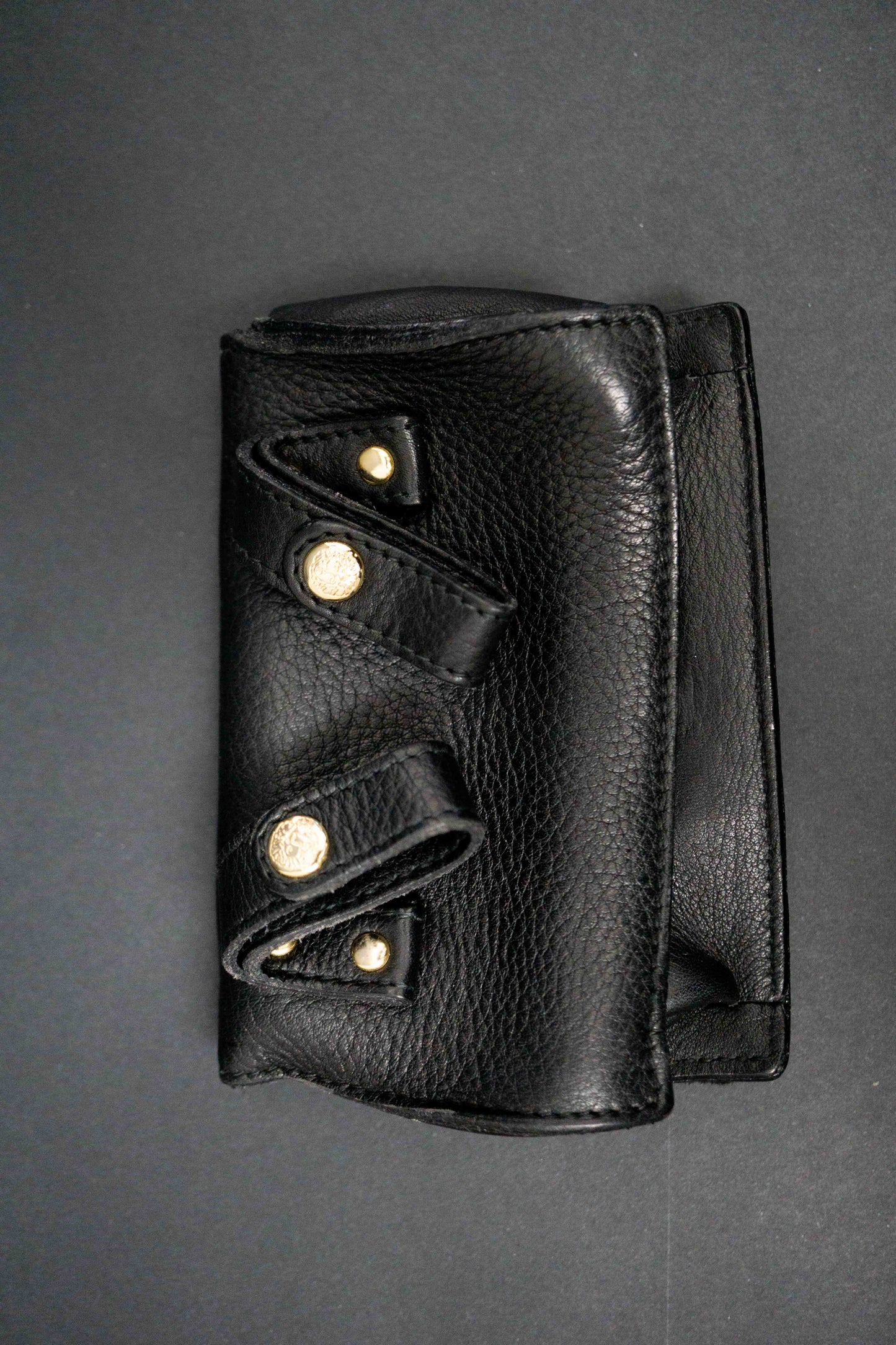 Schwarze Versace Gürteltasche mit goldenem Medusa-Kopf aus den 90ern