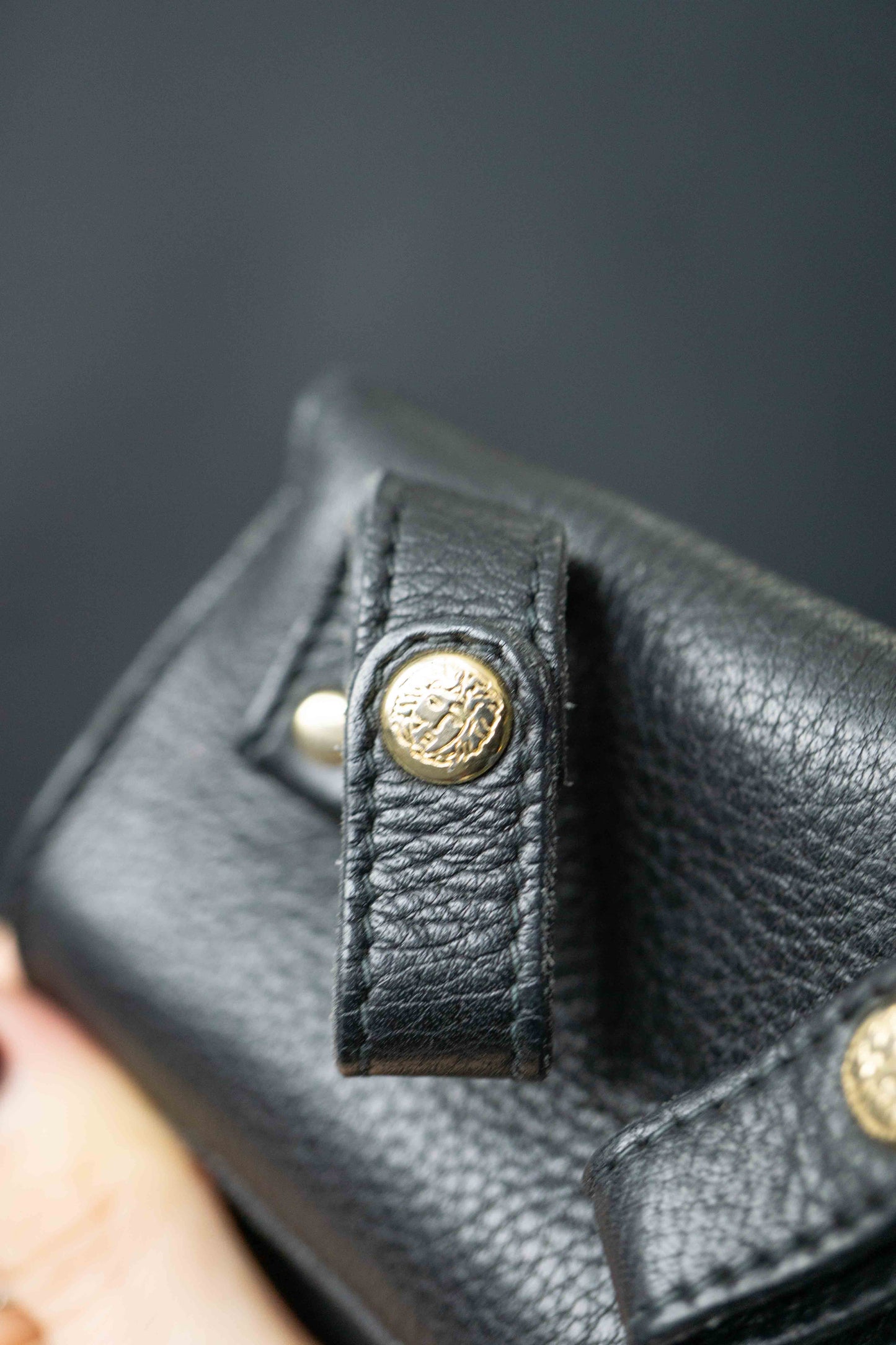 Schwarze Versace Gürteltasche mit goldenem Medusa-Kopf aus den 90ern