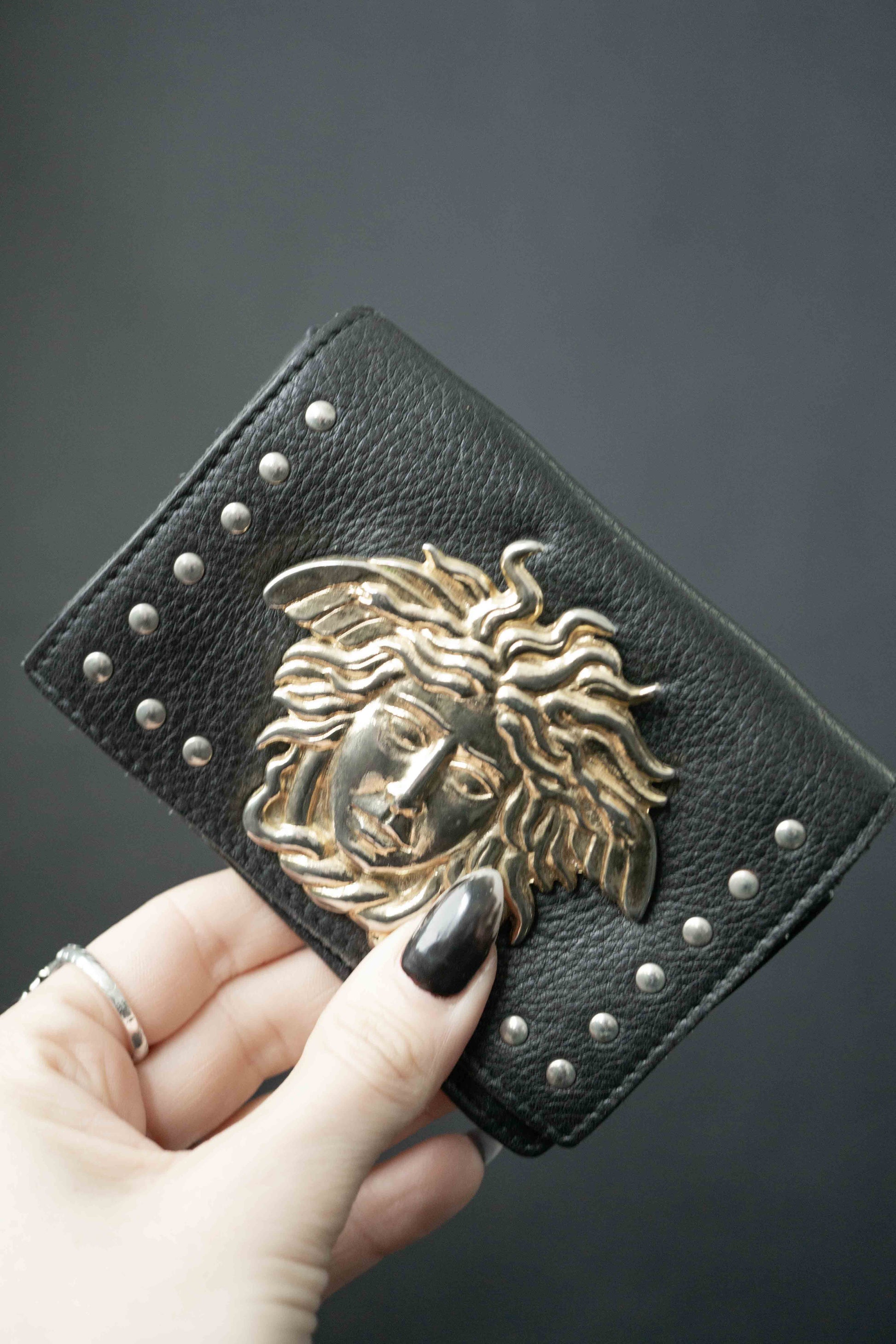 Schwarze Versace Gürteltasche mit goldenem Medusa-Kopf aus den 90ern