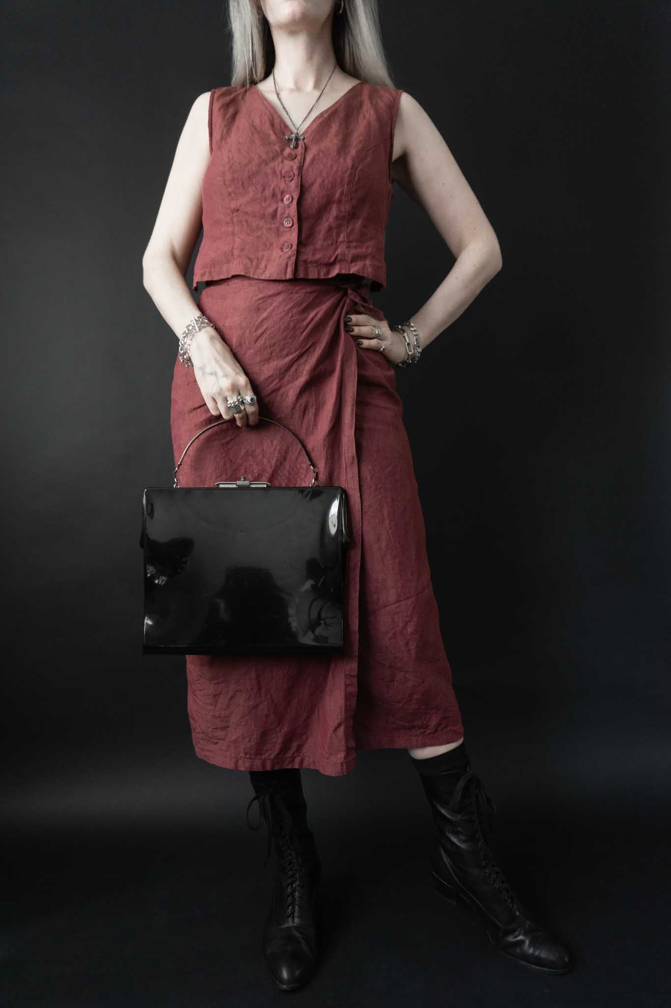 Vintage-Lacktasche in Schwarz mit Henkeldetail aus Metall, 50er-Jahre-Stil